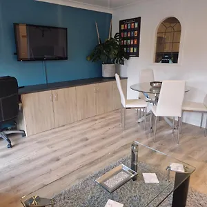  Apartment 2-bedroom *nr Centre With Parking*